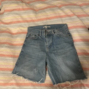 Jeansshorts - Hejsan, säljer dessa super snygga jeansshortsen. Avklippta jeans som tyvärr var för små för mig💗😊