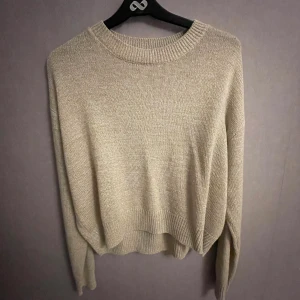 Stickad tröja - En stickad tröja som är beige. Den har inga skavanker och är storlek S😁💗 Hör av dig ifall du har några frågor!🥰