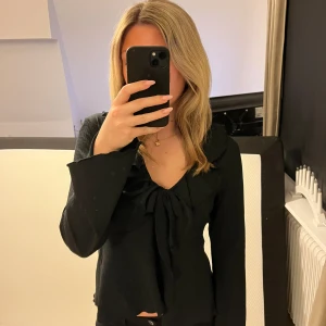Svart blus  - Superfin svart blus!