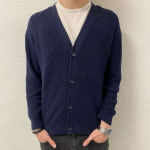 Marinblå cardigan - Säljer nu denna asfeta Cardiganen ifrån märket East West i ett perfekt skick. Storleken är S men skulle passa på som M med. Nypris ligger på 999kr❌ säljer nu för endast 349kr✅. Hör av dig vid minsta lilla fundering 😊