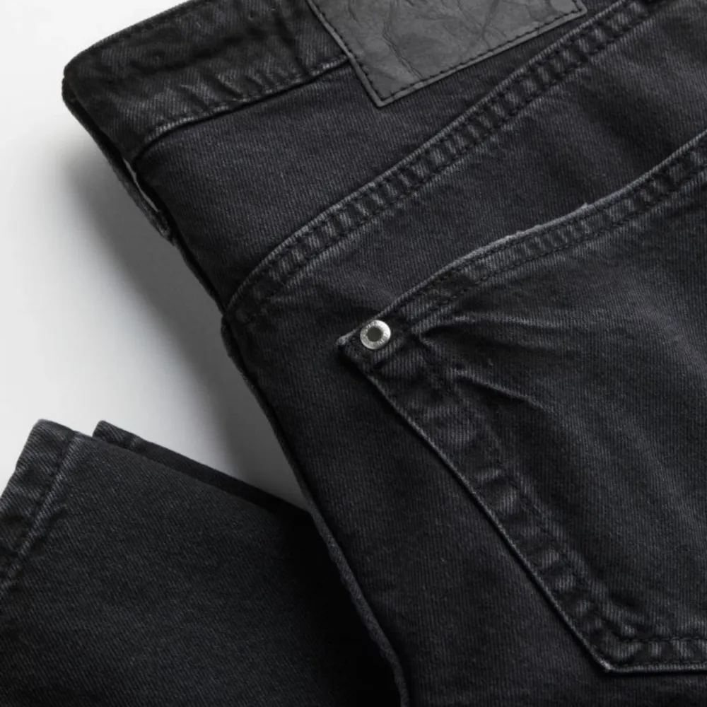 Säljer dem här fina svarta jeansen med låg midja och lite baggy/straight fit strl 36 och passar bra på mig som är 163cm nypris 350kr💞💞Superfint kvalitet!. Jeans & Byxor.