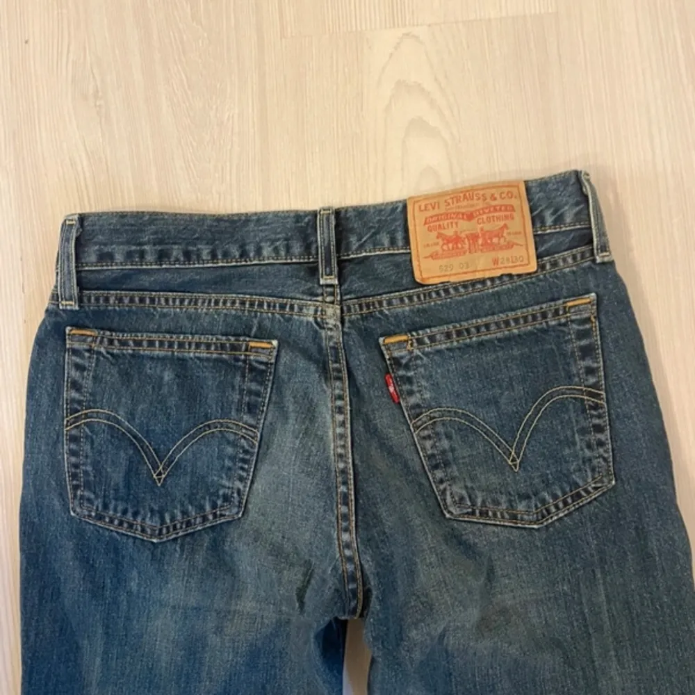low waist bootcut jeans från levis,aldrig använda och köpta på plick! som nya. Jeans & Byxor.