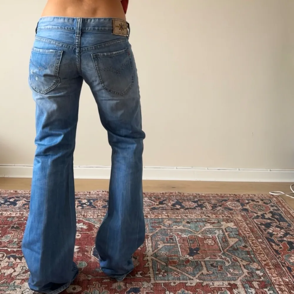 Ljusa vintage replay jeans. Midjemåttet är ca 84cm och innerbenslängden är ca 89cm. . Jeans & Byxor.
