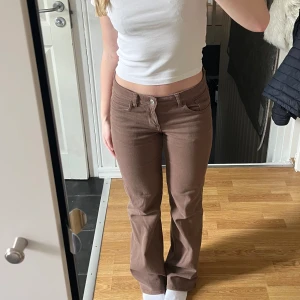 Bruna lågmidjade bootcut jeans - Jag är 159 cm lång. Jeansen är i storlek 36 och är i bra skick, knappt använda!