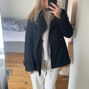 Kappa - Kappa köpt från sellpy för ett tag sedan. Aldrig använd av mig. Inga defekter vad jag sett. Köp direkt för 150 kr. FRAKT INGÅR EJ💕