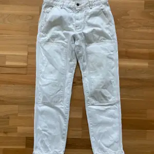 Pull&Bear jeans för män. Skick: Bra. Storlek: 40. Fit: Loose straight. Färg: Vit/beige. Obs, har klippt i jeansen där nere för en snygg look. Meddela gärna mig för mer info & bilder!