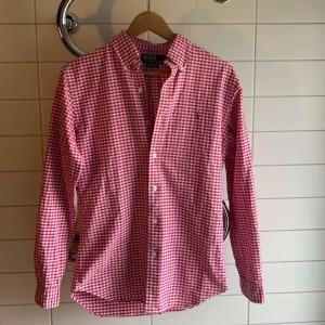 Ralph Lauren skjorta  - Tja, säljer min Ralph lauren skjorta som är röd/vit med rutigt mönster. Strl S använd 1 gång så den är som ny. 