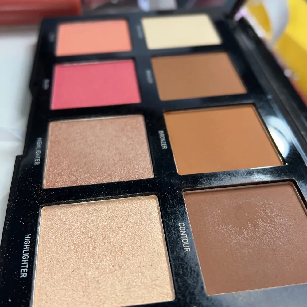 Morphe face palette färg 8m medium vibe🩷 CONTOURE är använd några gånger och några av dom andra har testats men nästan som ny, säljs pga att den inte kommer till användning så jag har väldigt mycket annat smink🩷. Accessoarer.