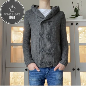 Stickad hoodie - Tja, säljer nu denna feta hoodien i stl m! Hör av dig vid frågor eller funderingar!