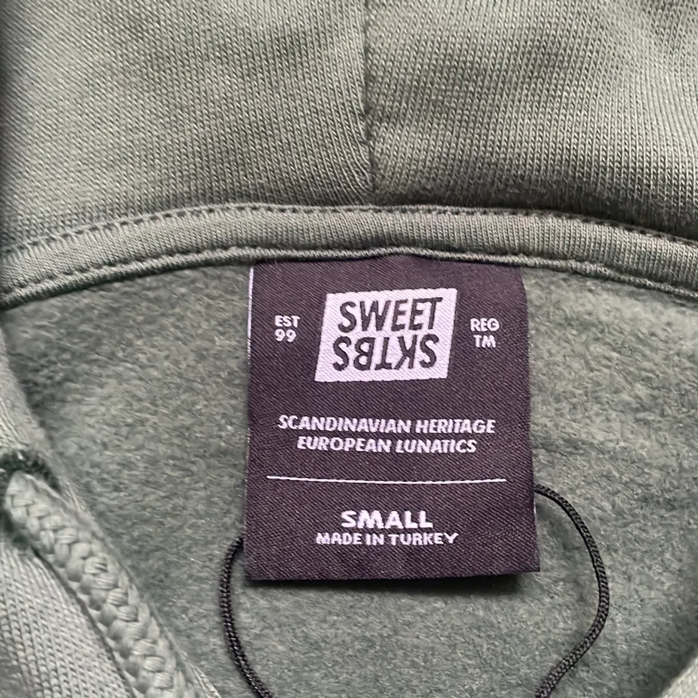 Säljer denna fina Sweet sktbs zip hoodien köpt i junkyard butiken i Göteborg. Baksidan helt blank. Helt oanvänd! Nypris 899kr. Modellen är 180 cm. Hoodies.