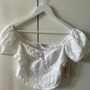 Sommartopp - Söt topp från Nelly, aldrig använd