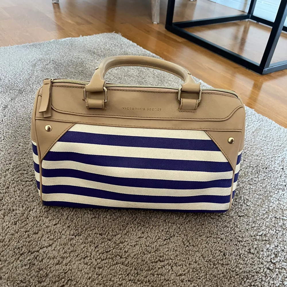 Handväska från Victoria’s Secret!!🧚‍♀️🧚‍♀️ Väl använt skick. 10 x 6 cm🐳🐳. Väskor.
