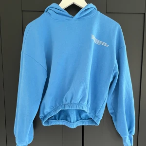 Blå hoodie, cropped - Blå hoodie i bra skick. Är kort model. 