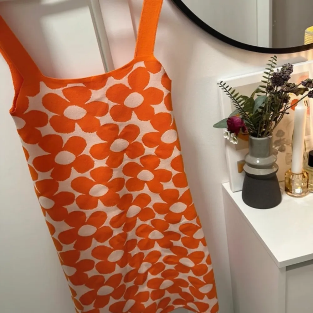 Så fin klänning med orangea blommor, i storlek XS men passar S. Klänningar.