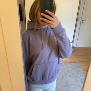 Hoodie - Fin lila hoodie i bra skick! Priset går att diskutera 💕