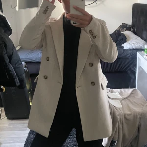 Kavaj - Oversize Beige kavaj från HM. Aldrig använd. Storlek XS