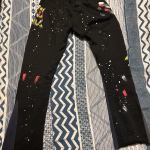 Gallery Dept Flare SweatPant - Jag köpte den nyligen från stockx och den var för liten för mig så vill sälja den har kvitto för köpet priset kan diskuteras