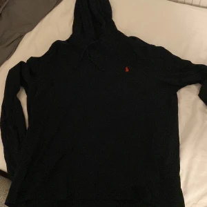 Ralph lauren Hoodie  - Hoodie i oerhört bra skick. Använt Max fem gånger.   