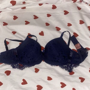 Bh-hunkemuller  - Säljer en super fin blå bh från hunkemuller i storlek 80C som tyvärr inte kommer till användning.  Super skön och fin med spets på och under bh!  Inga defekter! (Ingen Puch upp)💕❤️