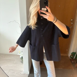 Trekvartsärmad kofta - Superfin trekvartsärmam kofta/ cape från Parfois🥰 använd en gång 