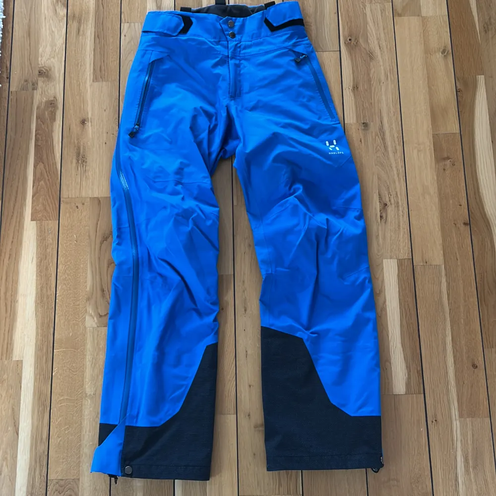 Alpine GTX Pant Men är ett par skidbyxor från Haglöfs. Materialet består av två lager återvunnen polyester med ett Gore-Tex®-membran emellan. Lagren har laminerats samman så att de framstår som ett enda lager – även kallat en 3-lagers. . Jeans & Byxor.