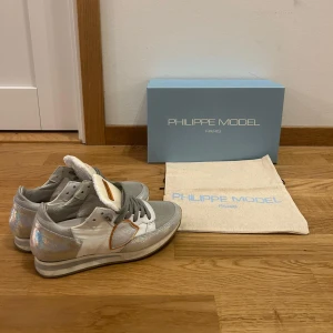 Philippe Model skor - Säljer dessa snygga skor från Philippe model i storlek 36! De är i bra skick skulle säga typ 9/10. Vid fler frågor eller funderingar skriv!