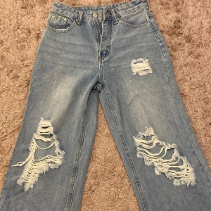 Jeans - Ett psr fina jeans med hål i