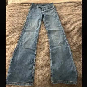 supersnygga jeans med ascool gylf :)) mått: midja 33 innerben 79,5