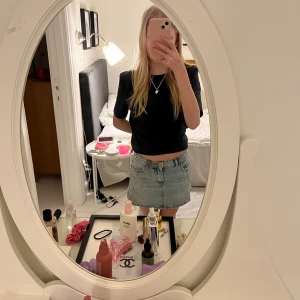 Zara kjol - Säljer denna super fina jeans kjolen från Zara,säljer för att den blev för liten använd några gånger! Skriv om ni vill ha fler bilder💘
