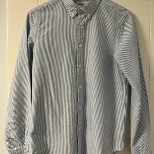 Randig skjorta - Säljer nu denna randiga skjorta från Brothers. Den är i storlek XS och är i skick 7/10. Ny priset är 700kr mitt pris 300kr.