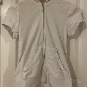 Juicy couture kort armad tröja  - Jätte söt vit juicy kort armar tröja med cool design på baksidan. Inga defekter 