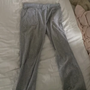Grå juicy byxor - Hej! Jag lägger upp domhär gråa juicy byxorna för att kolla hur mycket jag kan få för dom. Dom är använda ett par fåtal gånger men jag använder dom inte längre. Dom är jätte fina och sköna. Hör av er om frågor