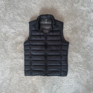 Uniqlo väst - Skick 10/10 - Size Xs - Nypris 600 kr - Skriv för mer bilder/frågor kings ⭐️