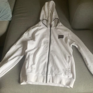 Hugo boss zip tröja  - Vit fin Hugo boss tröja i mycket bra skick, inga hål eller fläckar den är helt som ny, den är lite kort för mig (är 183) men passar nån 170-180 perfekt, ny pris 1350 men säljer min för 600