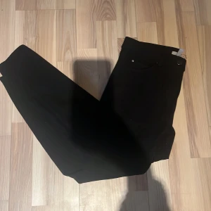 H&M skinny jeans  - Skinny jeans aldrig andvända, anpassar sig för kroppen