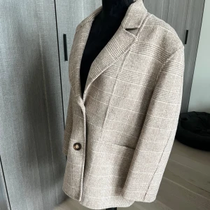 Stylein jacka - Säljer denna fina jackan från Stylein som e använd ett fåtal gånger. Jackan e i strl XS men skulle säga att den e väldigt oversized i sin storlek så den funkar för dig som vanligtvis är en S/M också! Nypris 3500kr❤️❤️