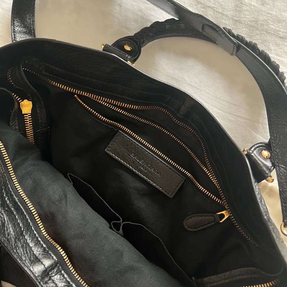 Säljer nu min fina Balenciaga väska som köptes i Januari från A retro tale. Väskan har knappt använts av mig och är i jättefint skick. Den är äkthetsgranskad av A retro tale och dustbag medföljer.. Väskor.