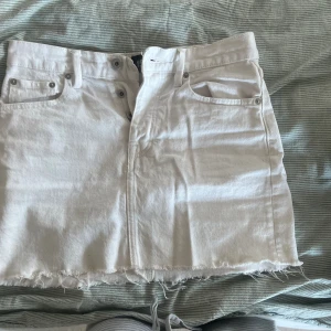 vit jeanskjol - Jättesnygg vit jeanskjol från Lager 157. Endast använd några få gånger. Storlek S💞