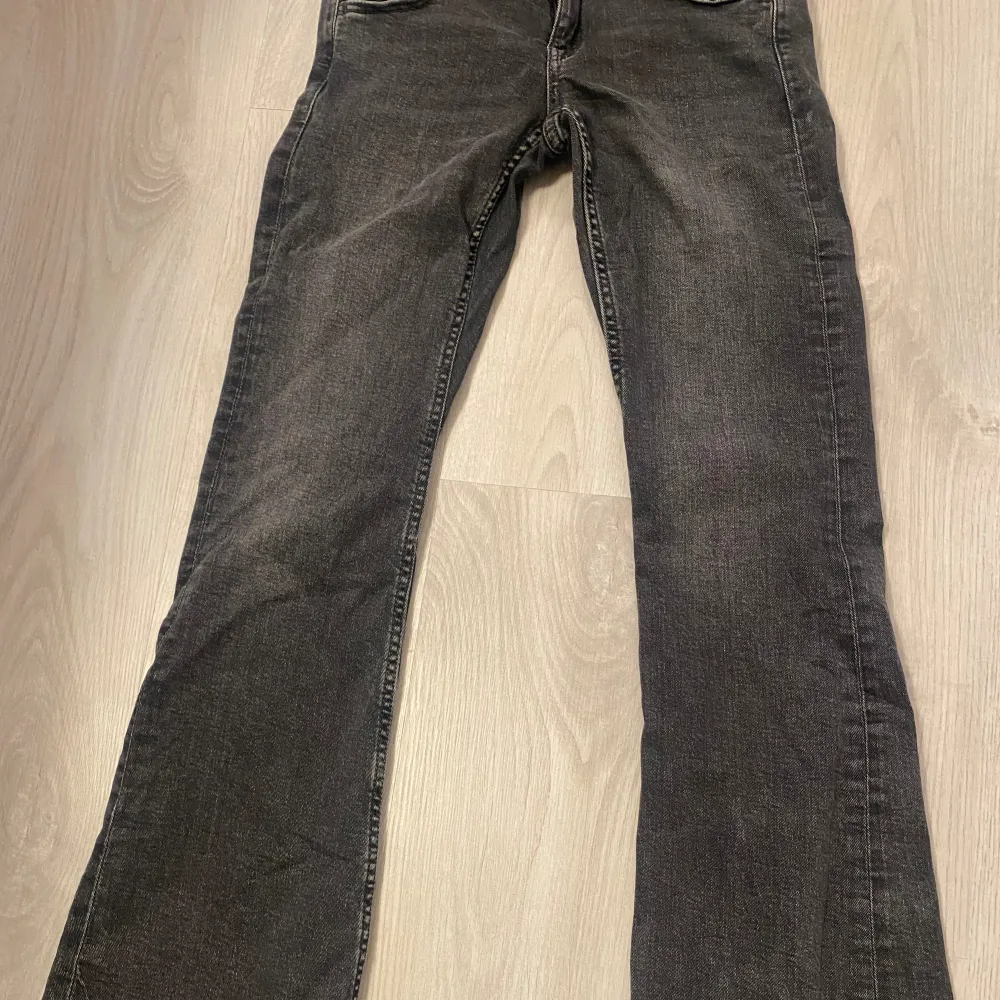 Bra skick low rise bootcut snygga fickor två knappar knappt använda storlek 152. Jeans & Byxor.