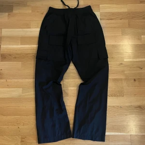 Jaded london cargos - Bra skick inga defekter. De är storlek xs men sitter som S ungefär. Längden är 104cm