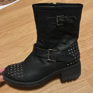 Klackskor - Svarta klackskor/stövlar i läder med nitar. Storlek 39. Fint skick💗