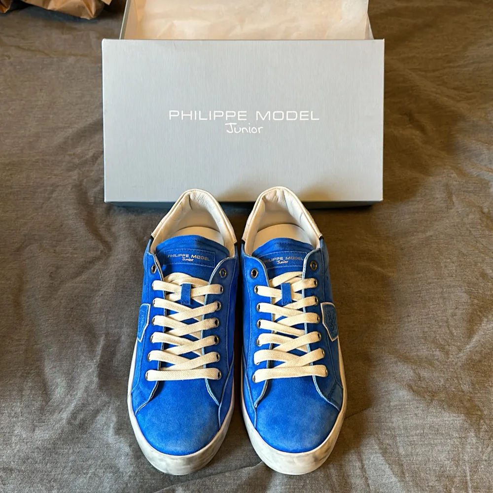 Sprillans nya Phillipe Model skor. Sjukt snygg blå färg. Allt på bilderna ingår. Storlek 39 och passar även det.  Hör av er vid frågor eller funderingar😁. Skor.