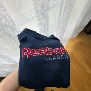 Röd/blå reebok sweatshirt, använd men fortfarande i bra skick. Strl S. 