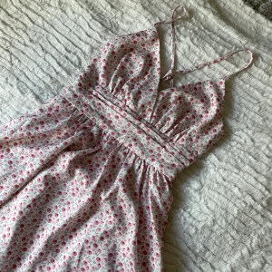 Nakd klänning  - Klänning från NA-KD, använd en gång inga slitage. Har så man kan göra en rosett på baksidan. :)   Nypris: 549:-