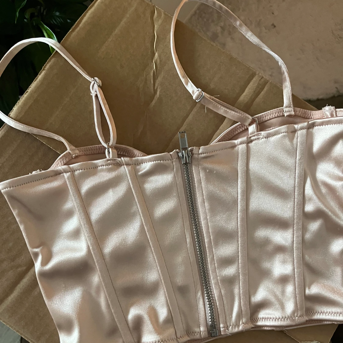 H&M korsettopp i satin - 90