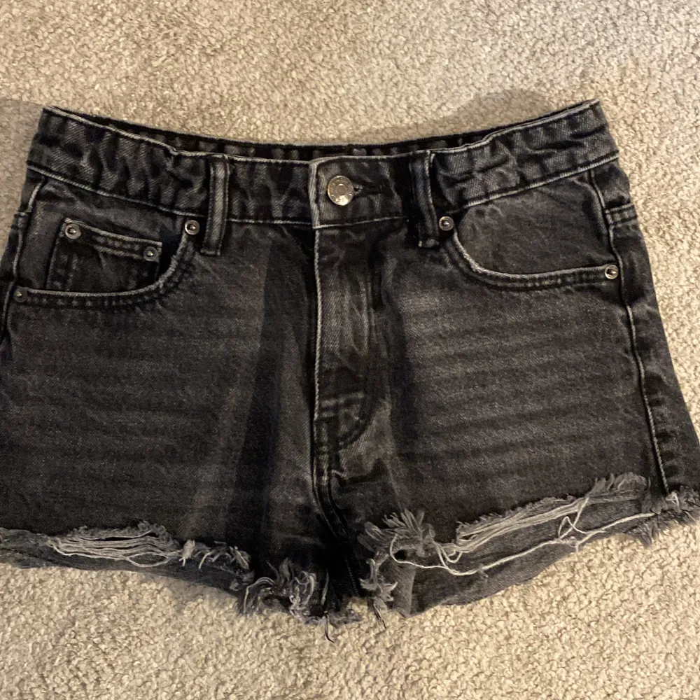 Säljer dessa jeans shortsen från Gina kollektion med Iza och elle 💞 kan gå ner i pris 🥰. Shorts.