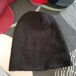 Klassisk svart mössa - Average men still fresh