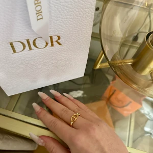 Christian dior ring - Superfin guldig dior liknande ring köpt 2023🩷 säljs då den inte kommer till användning