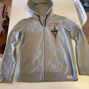 Ed-Hardy zip up  - Ed hardy zip up, as fett och Clean passar till inprincip allt.   Använder inte längre pga den inte passar mig 😨  Inga fel eller liknade 😛   Pris kan alltid diskuteras 