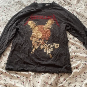 Metallica tröja - Köpt på H&M, använd ett fåtal gånger.